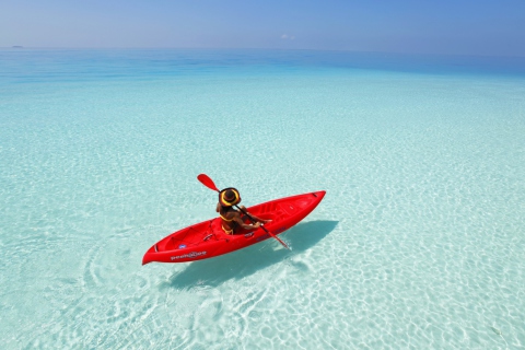 Sfondi Red Kayak And Transparent Water 480x320