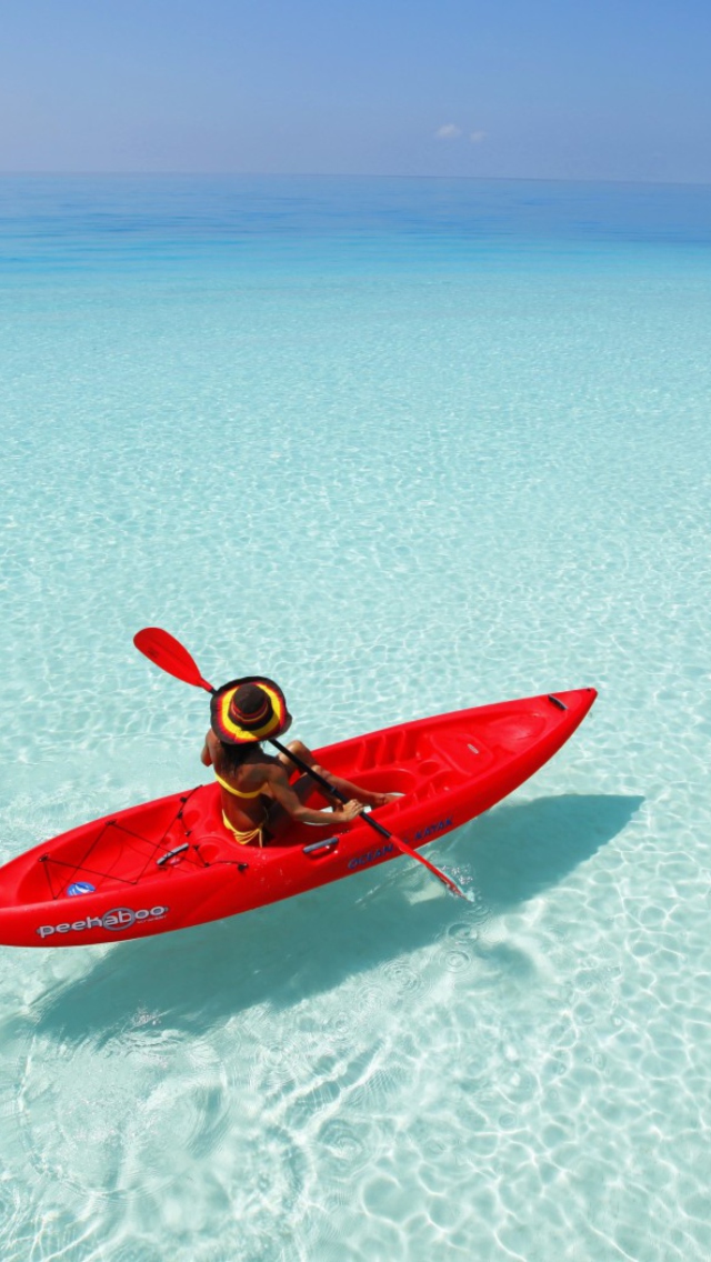Das Red Kayak And Transparent Water Wallpaper 640x1136