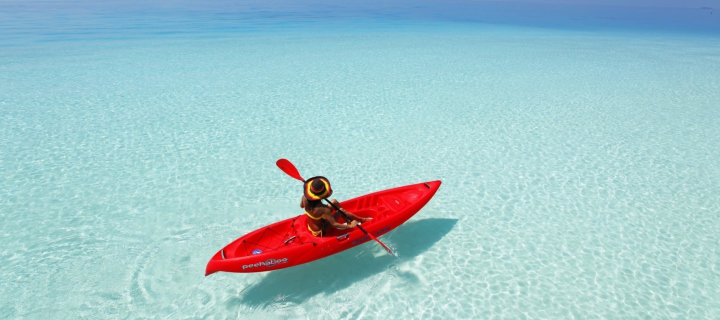 Fondo de pantalla Red Kayak And Transparent Water 720x320