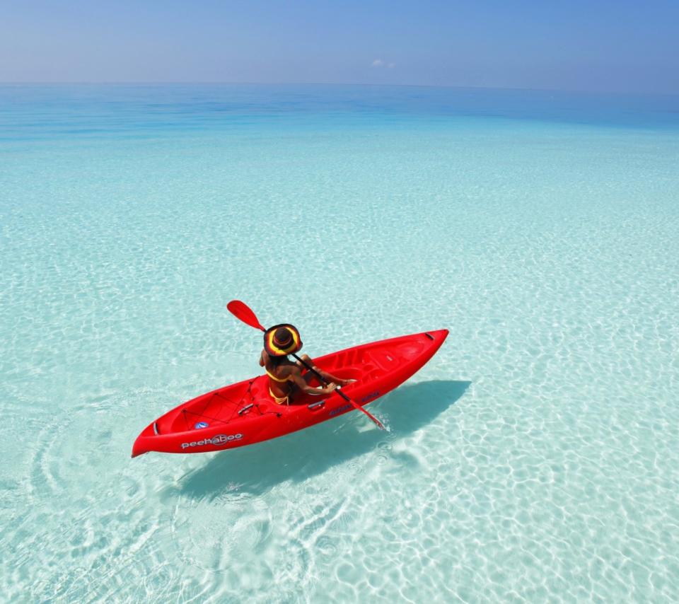 Red Kayak And Transparent Water screenshot #1 960x854