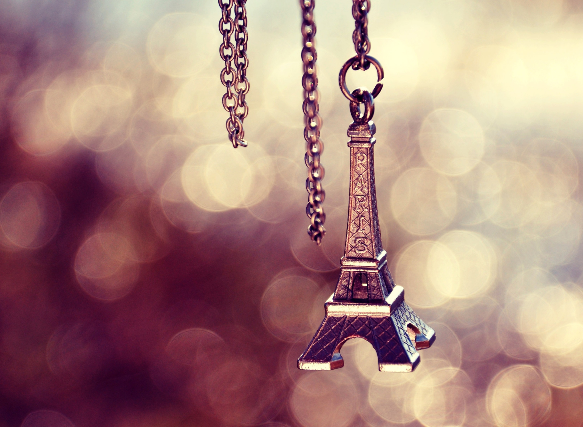 Das Eiffel Tower Pendant Wallpaper 1920x1408