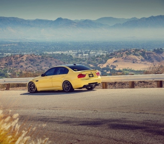 Kostenloses Yellow Bmw M3 E90 Mountain Road Wallpaper für 2048x2048