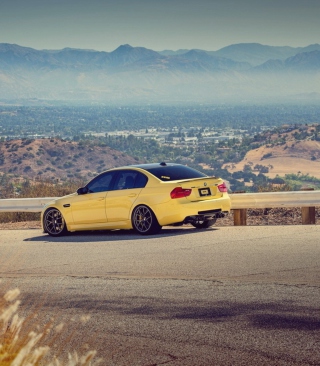 Yellow Bmw M3 E90 Mountain Road - Obrázkek zdarma pro Nokia C-Series