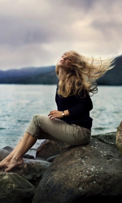 Beautiful Blonde On Sea Coast screenshot #1 240x400