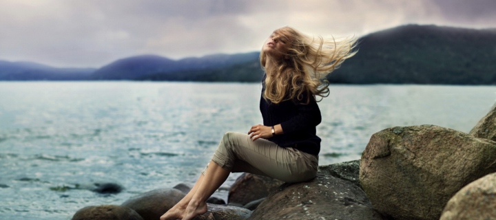 Beautiful Blonde On Sea Coast wallpaper 720x320