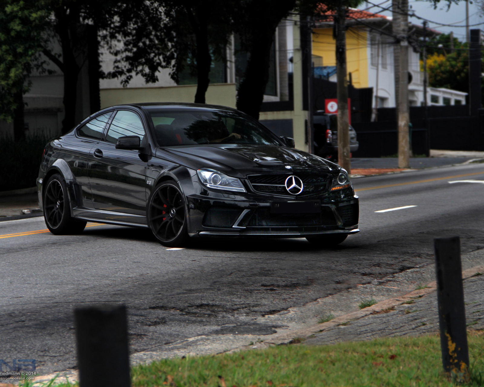 Fondo de pantalla Mercedes Benz CLK 63 AMG Black Series 1600x1280