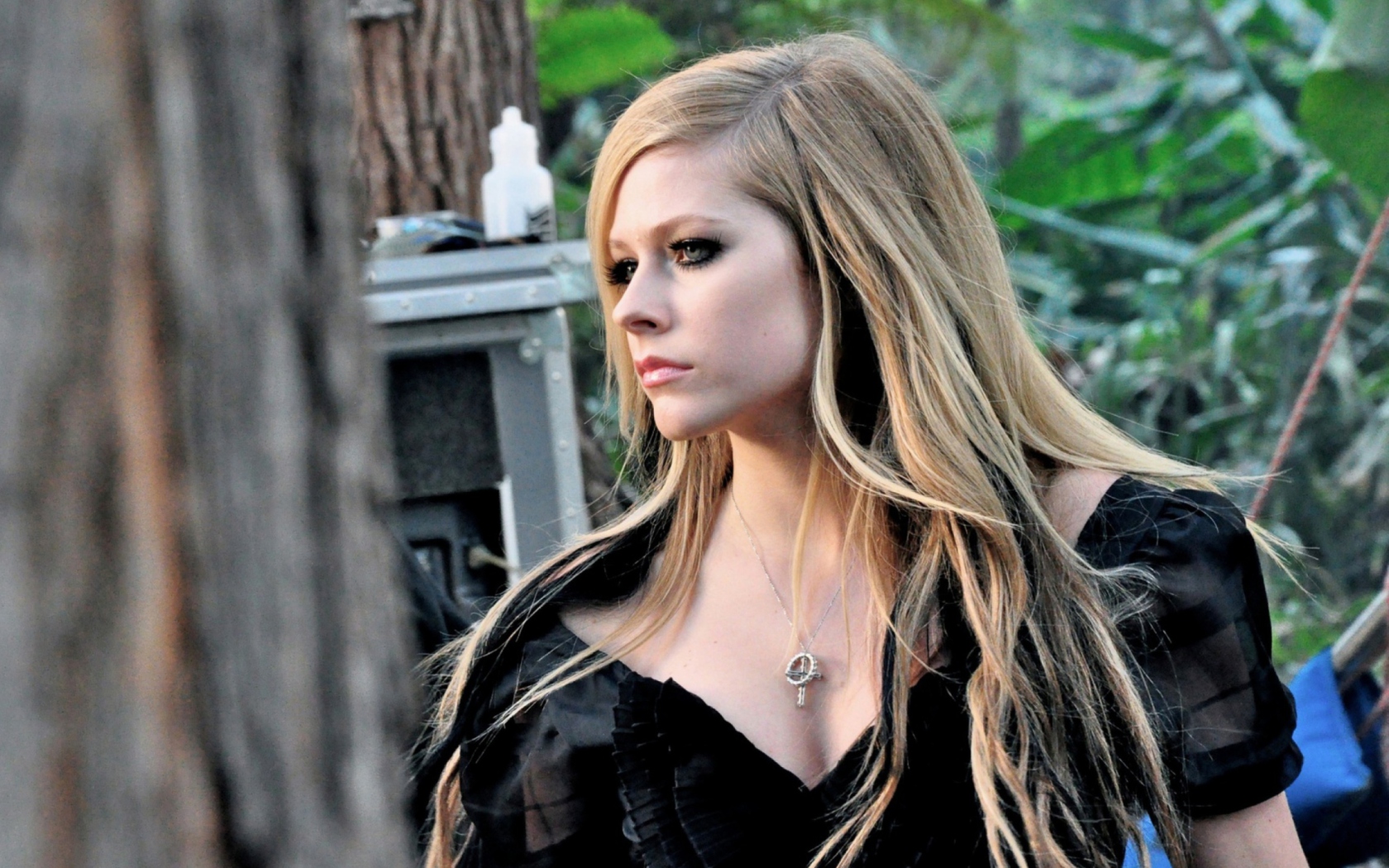 Обои Avril Lavigne 1680x1050