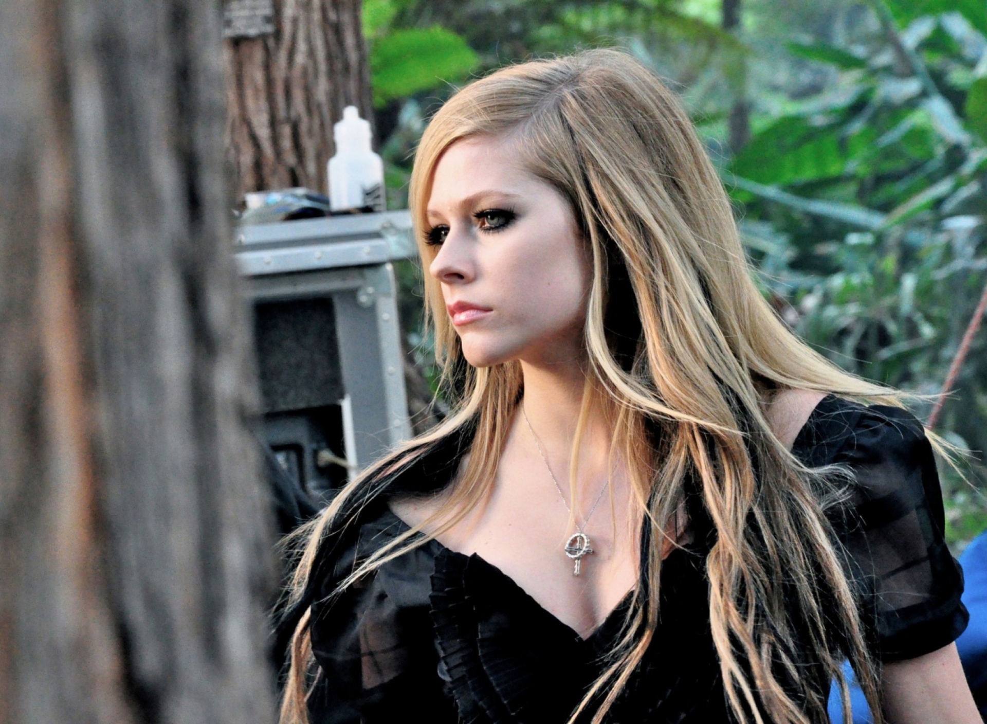Avril Lavigne screenshot #1 1920x1408