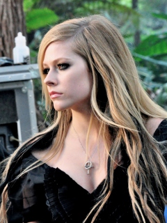 Fondo de pantalla Avril Lavigne 240x320