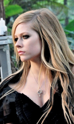 Fondo de pantalla Avril Lavigne 240x400