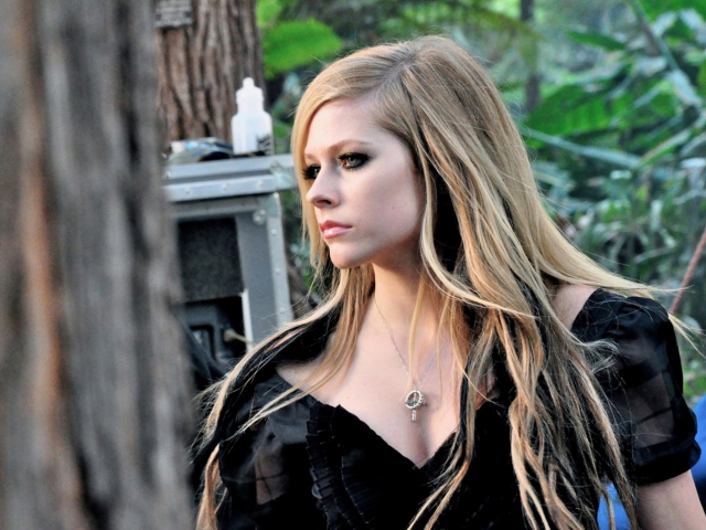 Обои Avril Lavigne 640x480