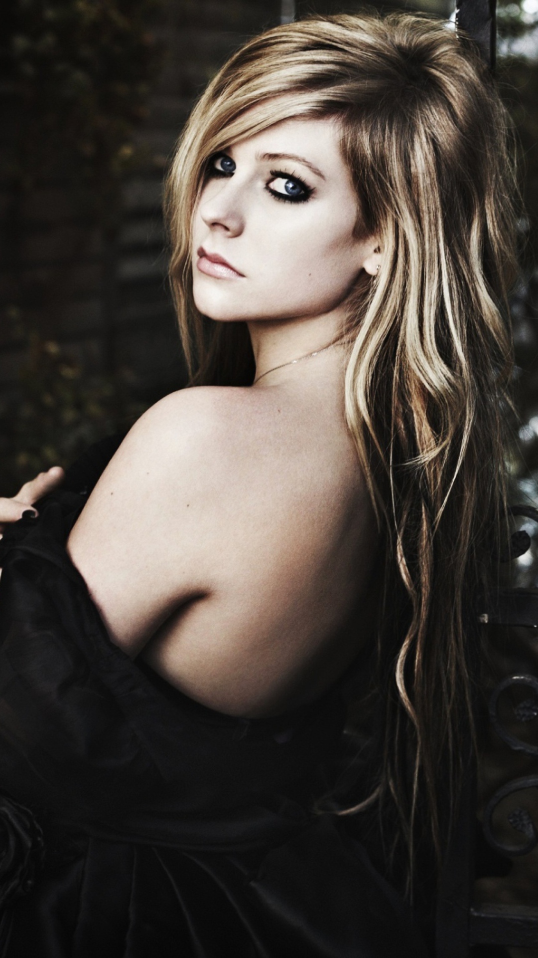 Fondo de pantalla Avril Lavigne Goodbye Lullaby 1080x1920