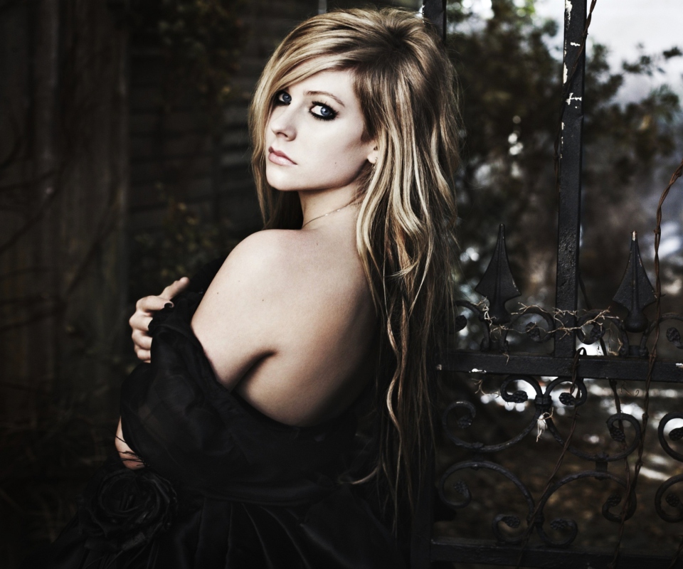 Обои Avril Lavigne Goodbye Lullaby 960x800