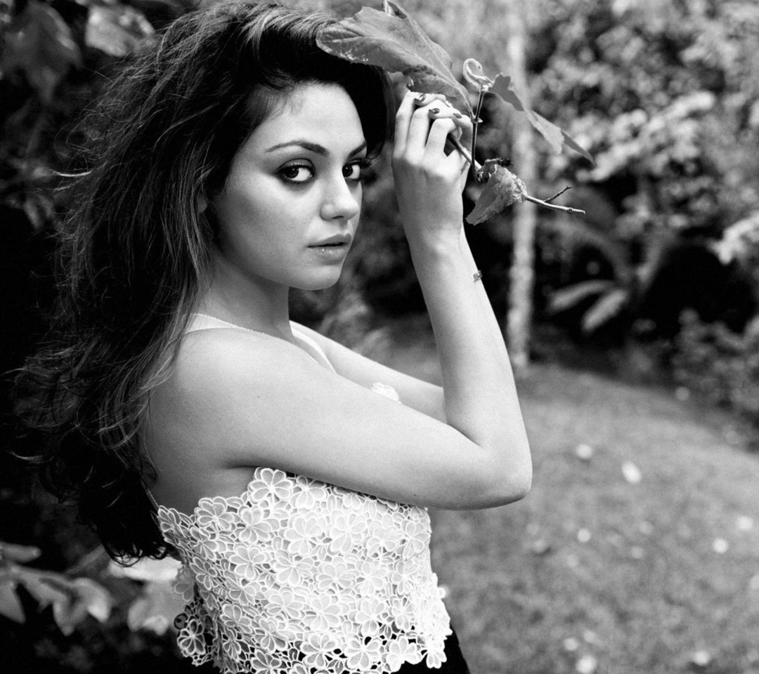 Das Mila Kunis Black And White Wallpaper 1080x960