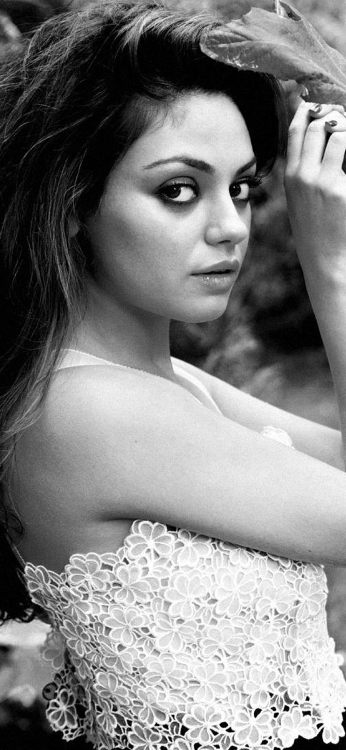 Mila Kunis Black And White screenshot #1 1170x2532