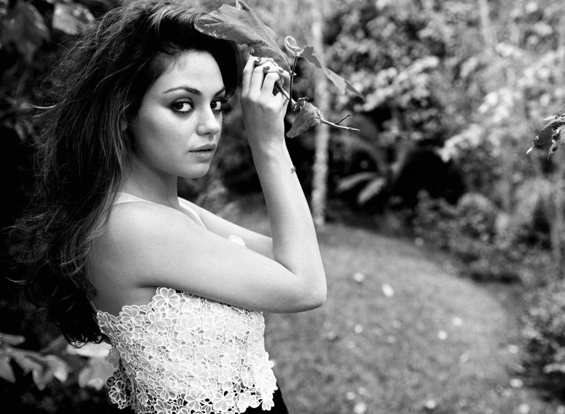 Screenshot №1 pro téma Mila Kunis Black And White 1920x1408