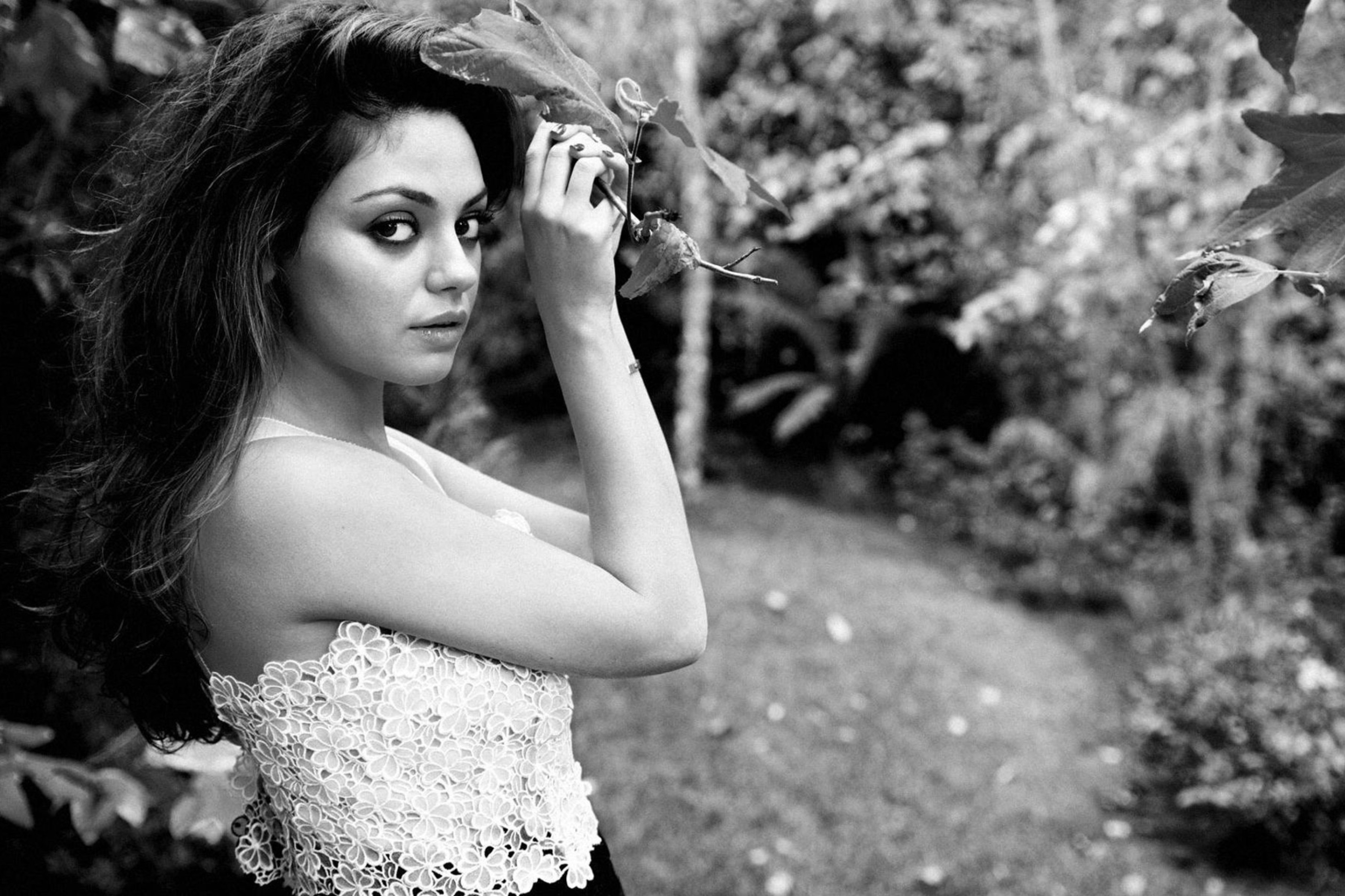 Screenshot №1 pro téma Mila Kunis Black And White 2880x1920