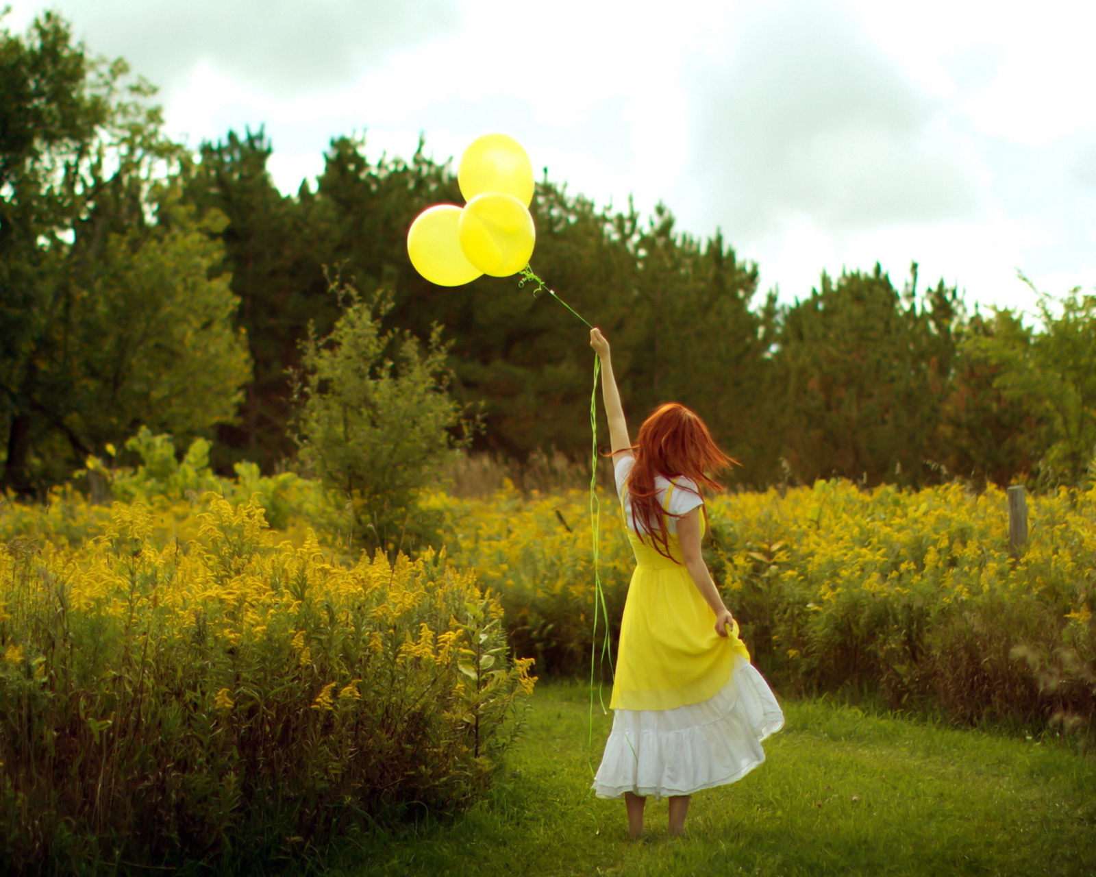 Sfondi Girl With Yellow Balloon 1600x1280