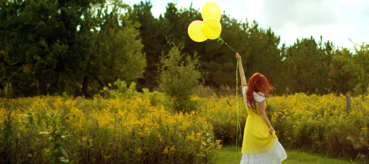 Das Girl With Yellow Balloon Wallpaper 720x320