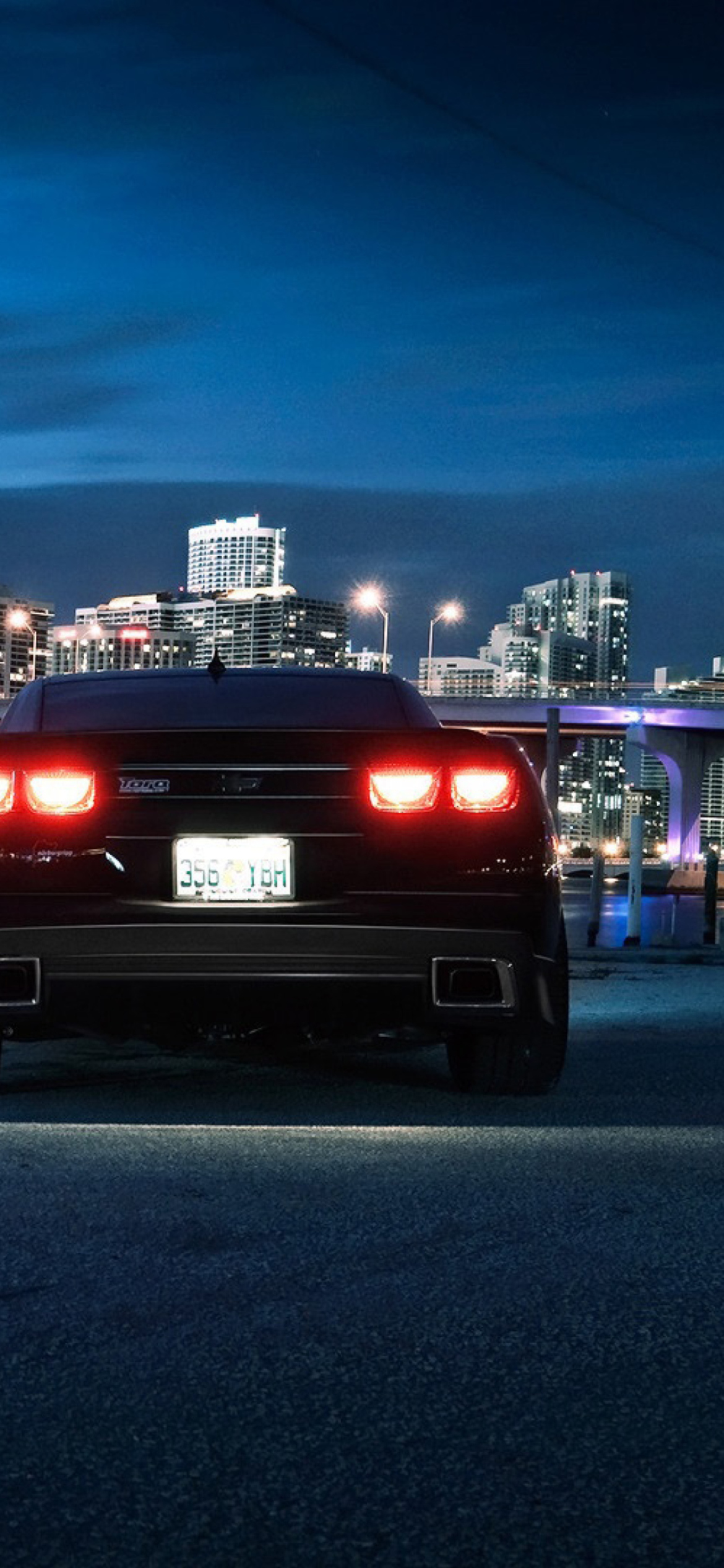 Screenshot №1 pro téma Chevrolet Camaro In Night 1170x2532