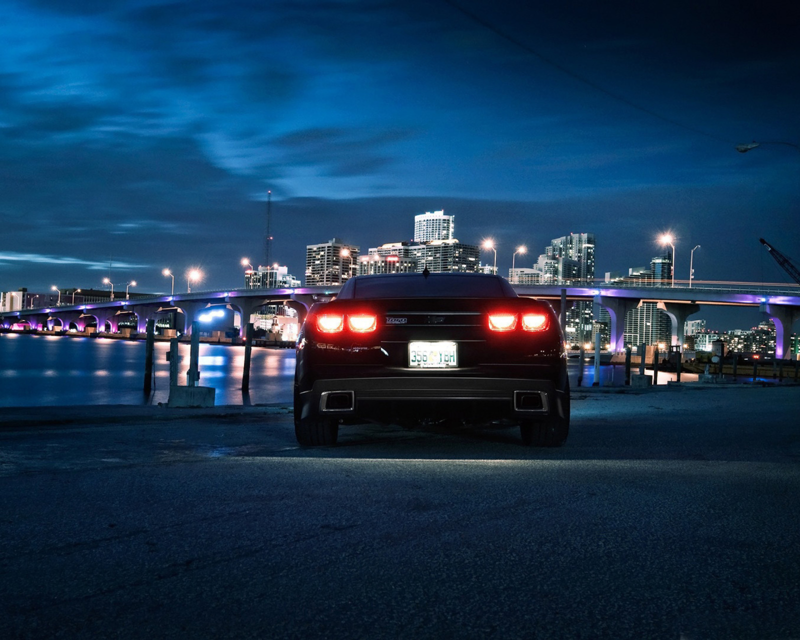 Fondo de pantalla Chevrolet Camaro In Night 1600x1280
