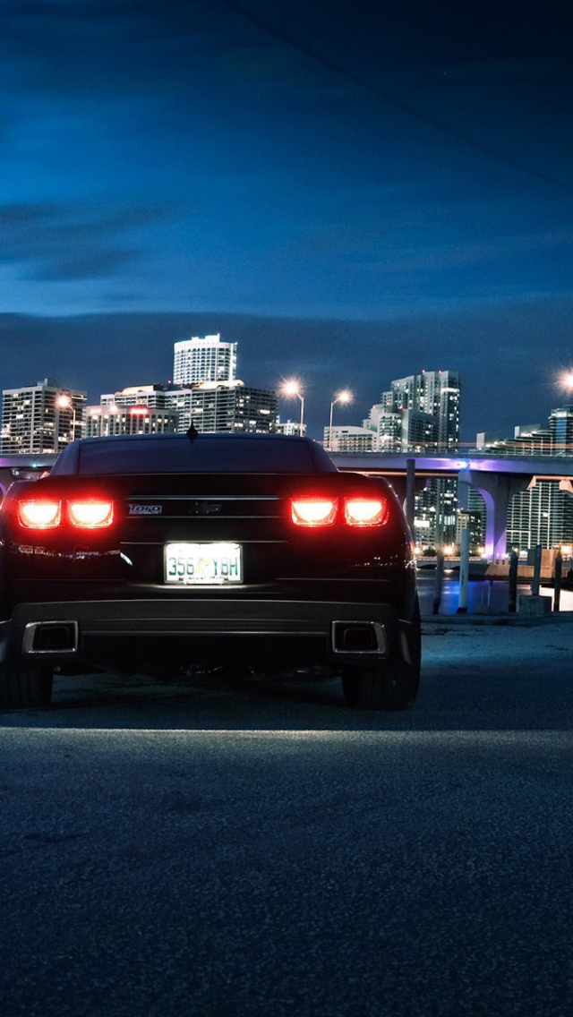 Fondo de pantalla Chevrolet Camaro In Night 640x1136