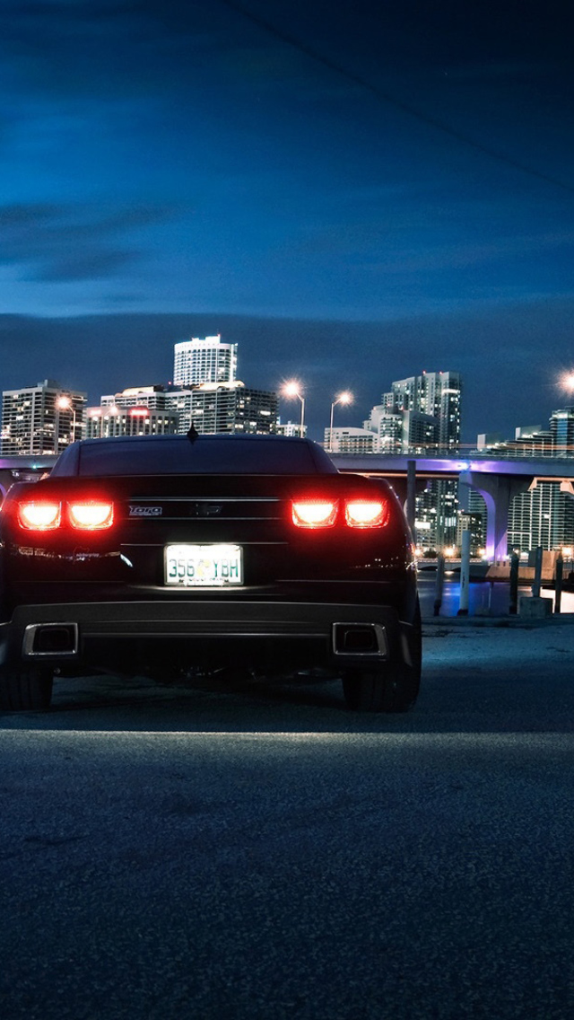 Chevrolet Camaro In Night wallpaper 640x1136