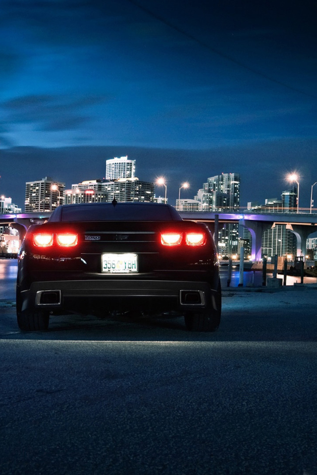 Fondo de pantalla Chevrolet Camaro In Night 640x960