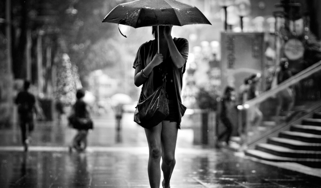 Screenshot №1 pro téma Girl Under Umbrella In Rain 1024x600