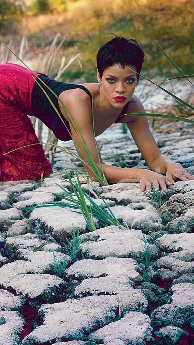 Обои Rihanna Posing 640x1136