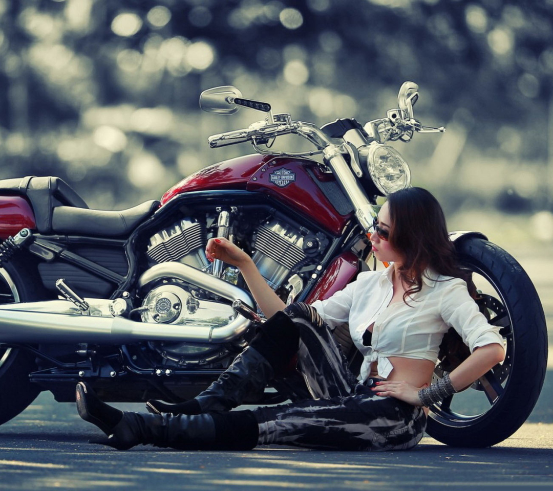 Fondo de pantalla Girl And Her Motorcycle 1080x960