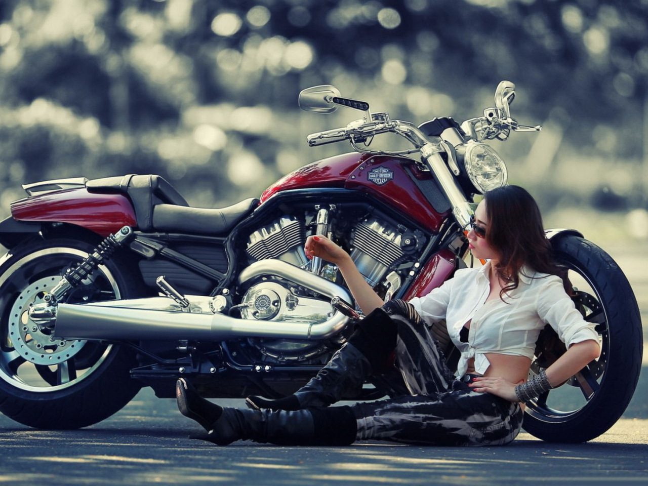 Обои Girl And Her Motorcycle 1280x960