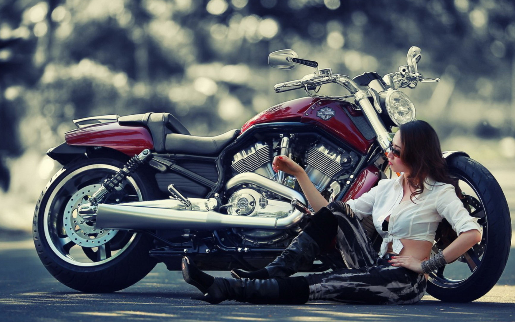 Sfondi Girl And Her Motorcycle 1680x1050