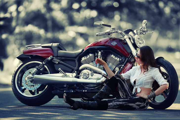 Das Girl And Her Motorcycle Wallpaper