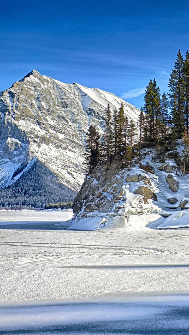 Warm snowy weather in mountains wallpaper 640x1136