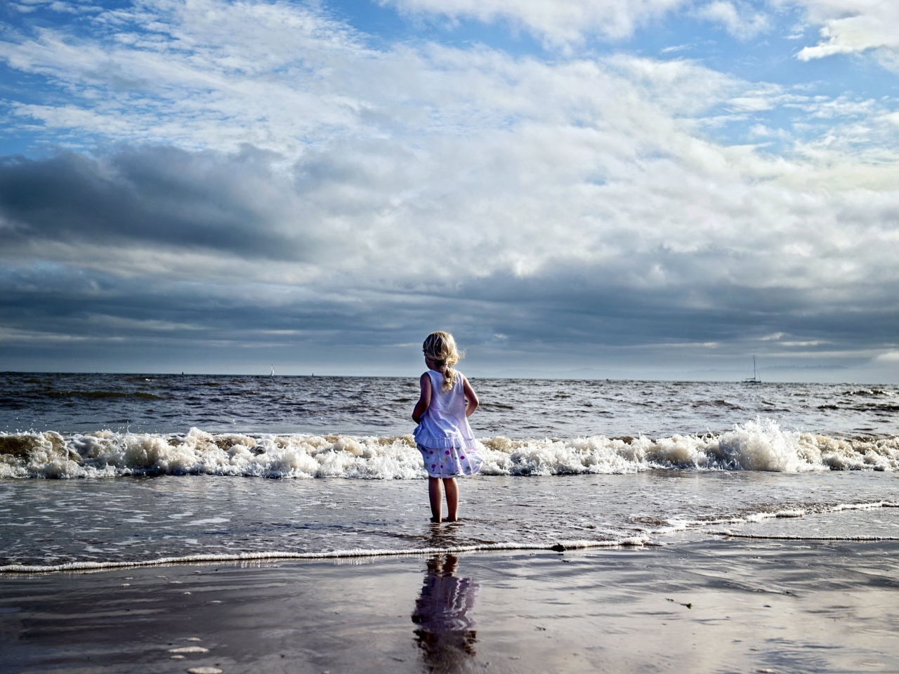Das Little Child And Ocean Wallpaper 1280x960