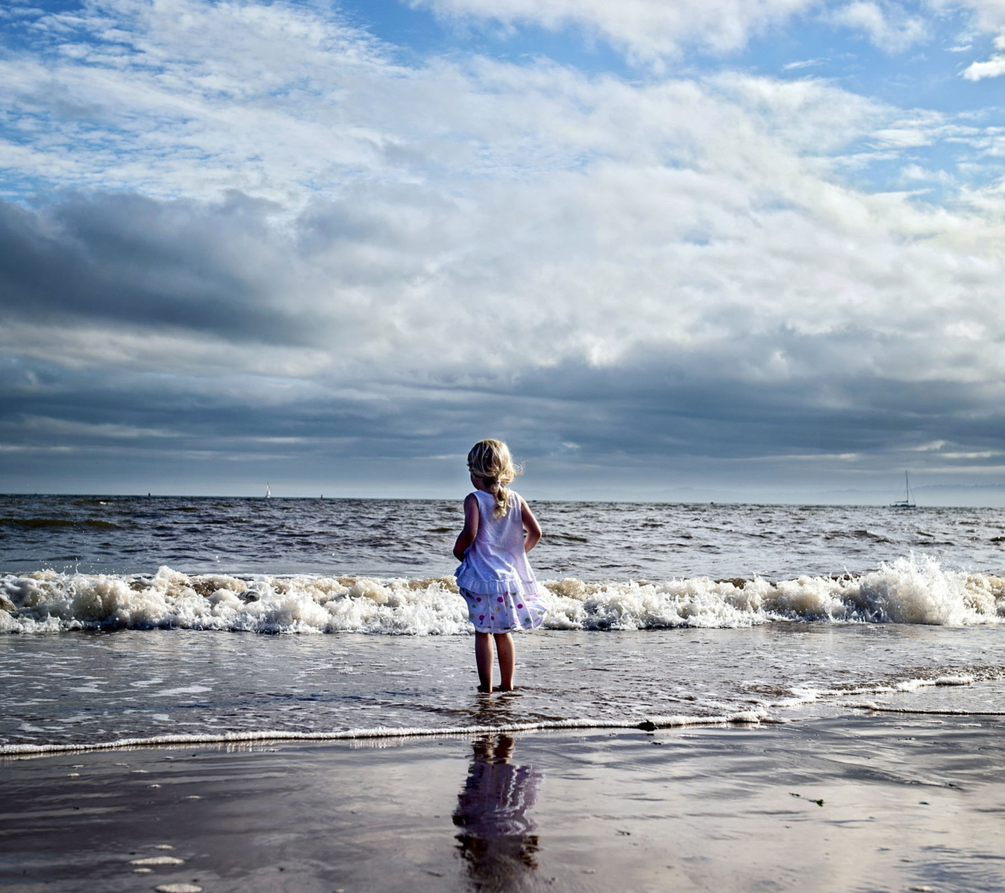 Sfondi Little Child And Ocean 1440x1280