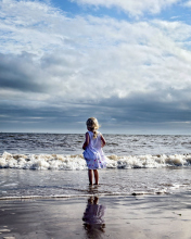 Little Child And Ocean screenshot #1 176x220