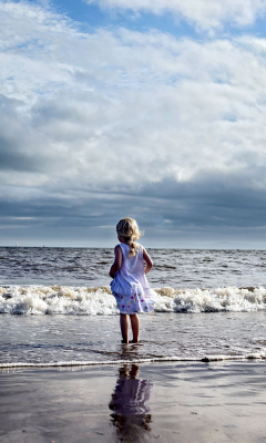 Обои Little Child And Ocean 240x400