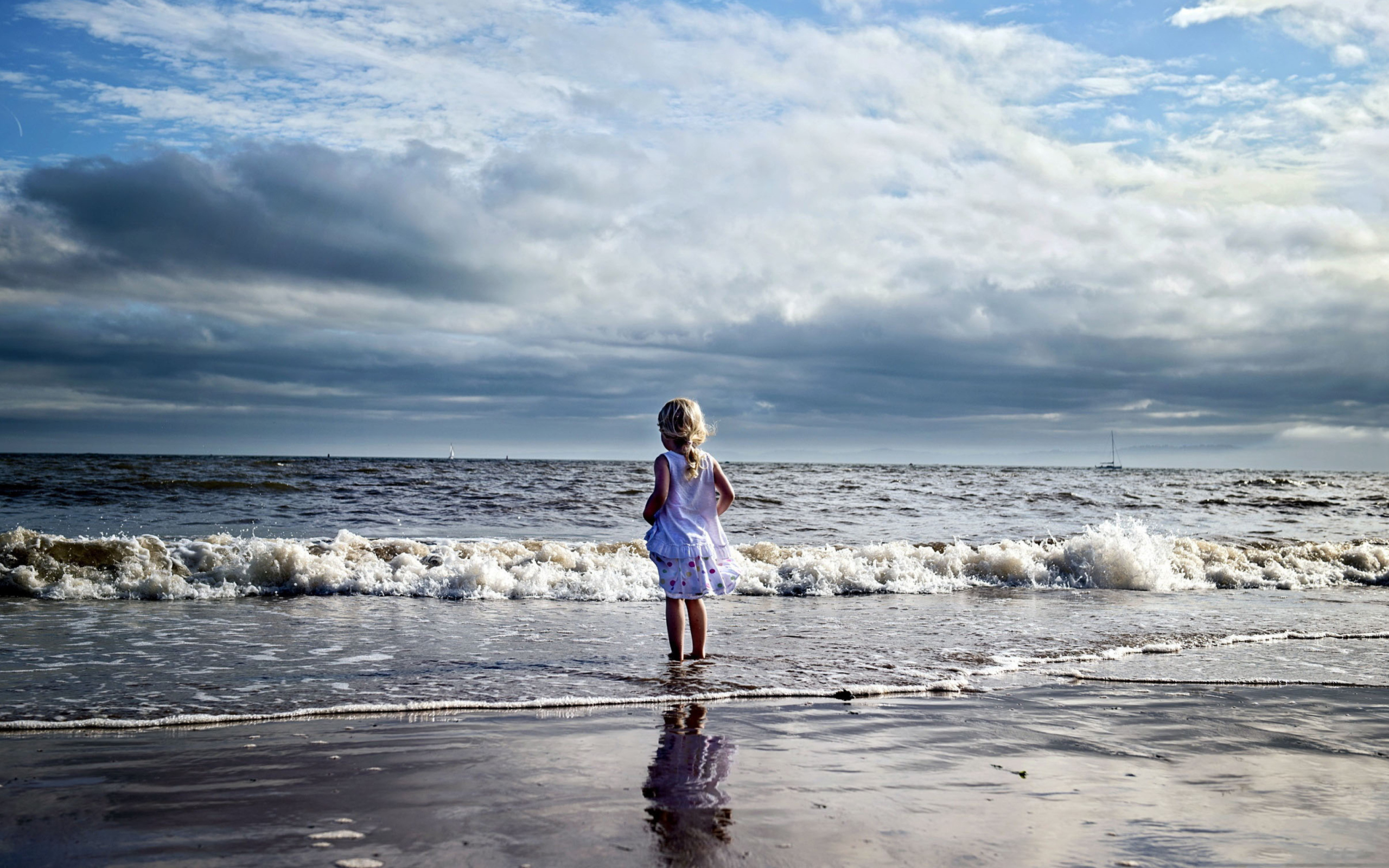 Little Child And Ocean wallpaper 2560x1600