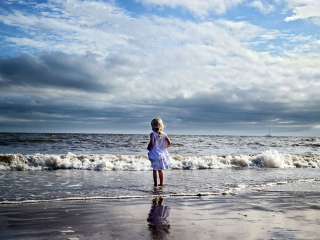 Little Child And Ocean wallpaper 320x240