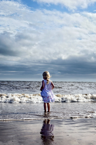 Little Child And Ocean screenshot #1 320x480