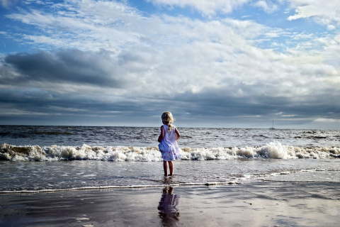 Das Little Child And Ocean Wallpaper 480x320