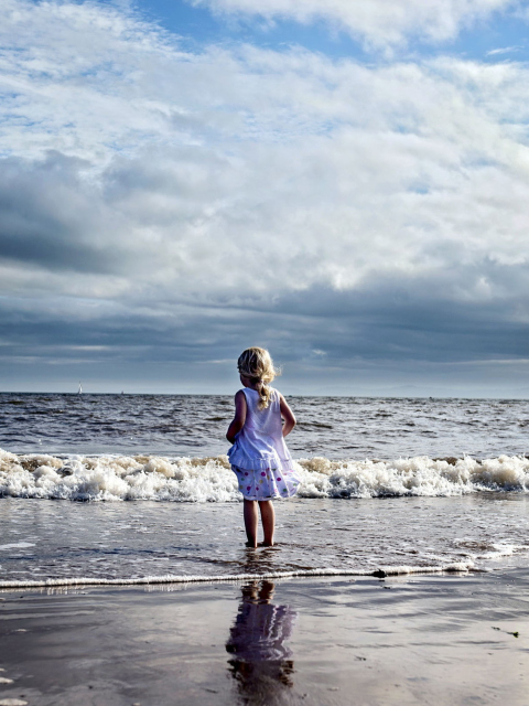 Little Child And Ocean screenshot #1 480x640
