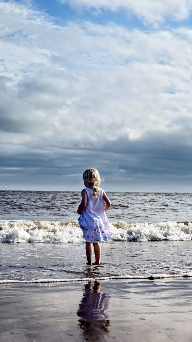 Little Child And Ocean wallpaper 640x1136