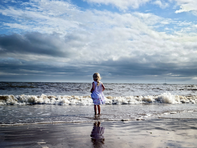 Little Child And Ocean wallpaper 640x480