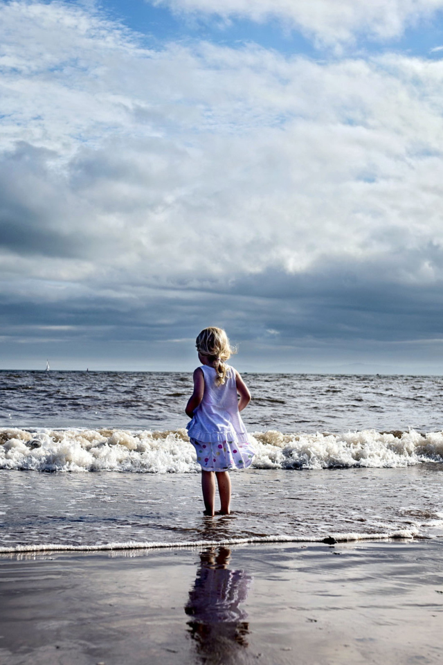 Das Little Child And Ocean Wallpaper 640x960