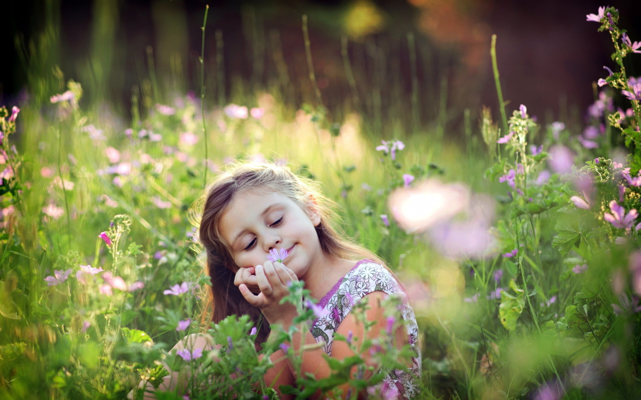 Screenshot №1 pro téma Little Girl Enjoying Nature 1280x800