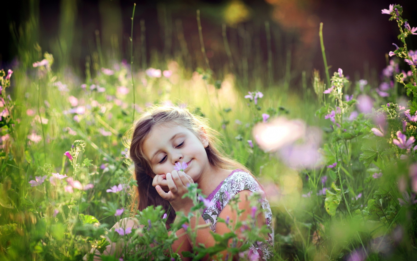 Обои Little Girl Enjoying Nature 1440x900