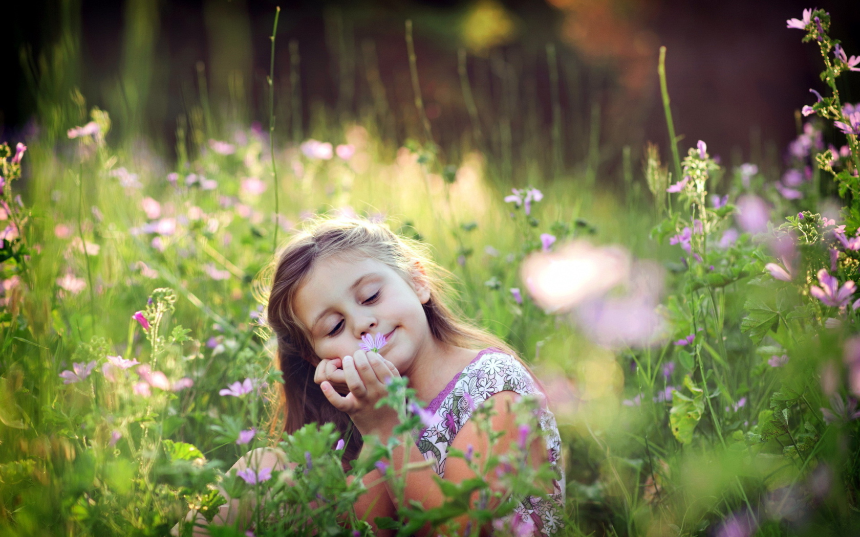 Обои Little Girl Enjoying Nature 1680x1050